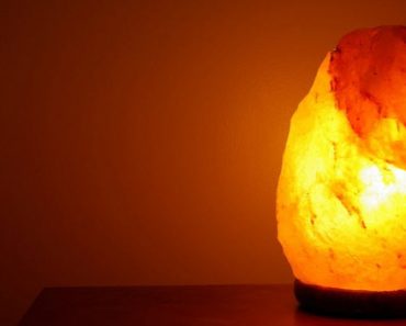 When You Use A Himalayan Salt Lamp It Benefits The Brain, Lungs And Your Mood