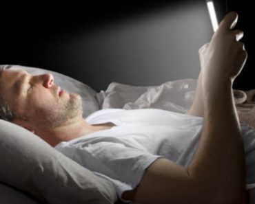 3 Reasons Why You Need To STOP Using Your Smart Phone At Night Immediately