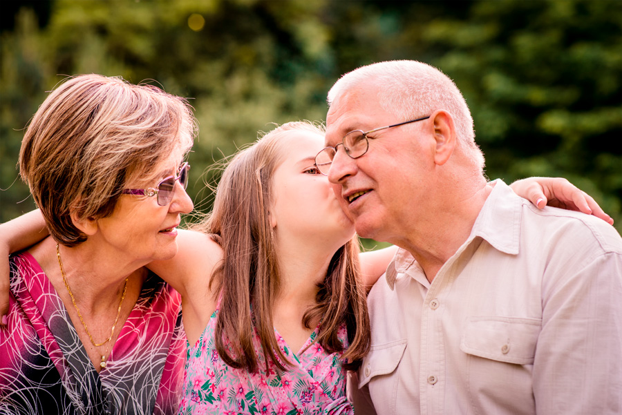 Дед целует внучку. Дедушка и внучка счастье. Happy grandfather.